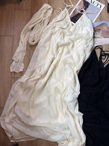 立体V领飘带连身裙