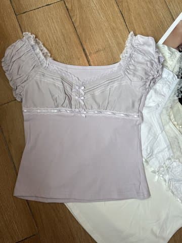 蕾丝蝴蝶结公主袖上衣