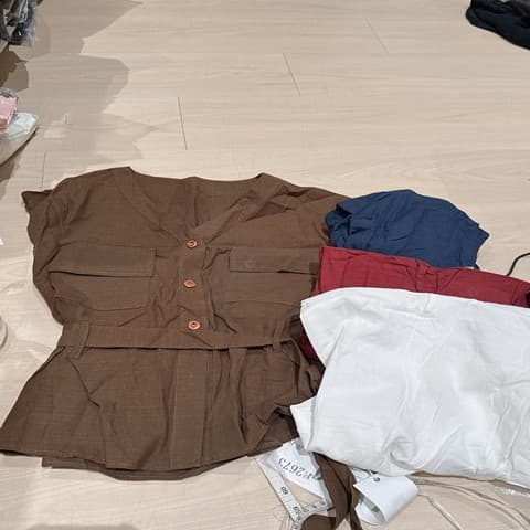 法式深V·排扣马甲上衣