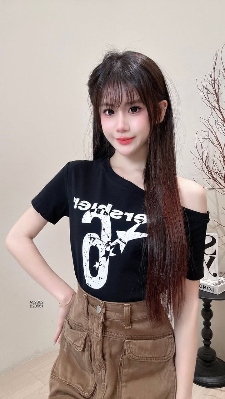 美式辣妹"斜肩字母 6 上衣