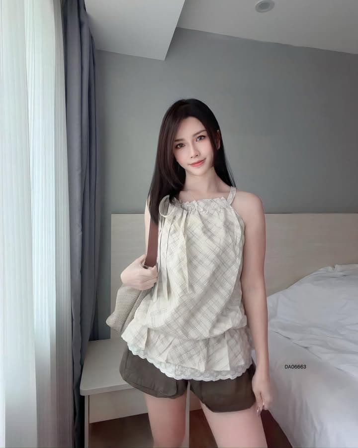 格纹并接蕾丝上衣