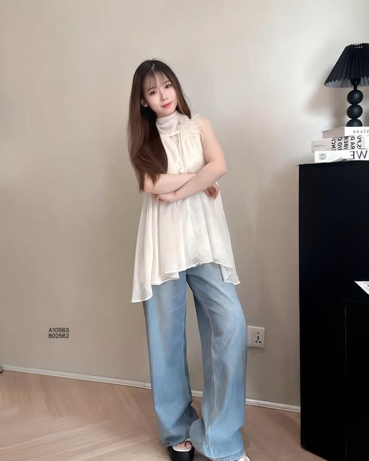 纯欲熟女风蕾丝挂脖上衣