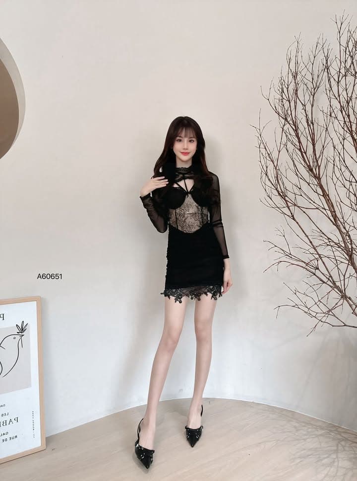 辣妹纯欲“贴身连身裙