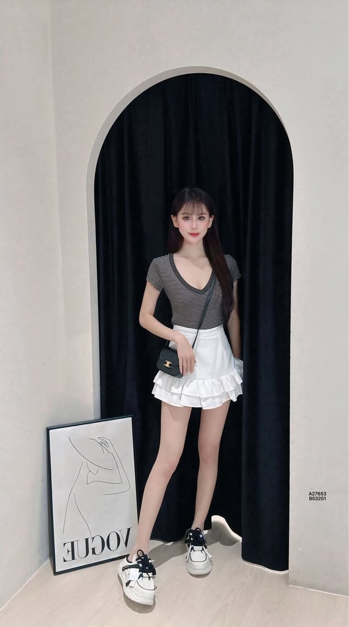 线条撞色“深V锁骨”上衣