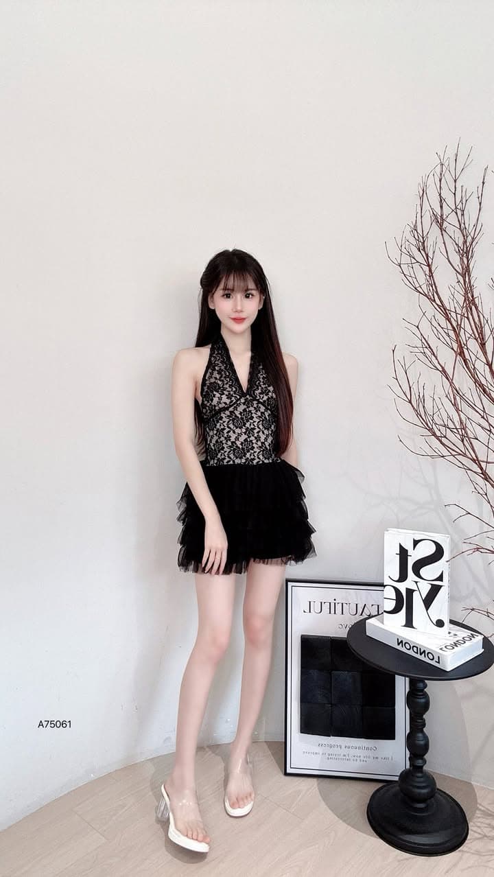蕾丝小心机挂脖“蓬蓬连身裙”