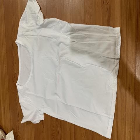 百搭单色上衣