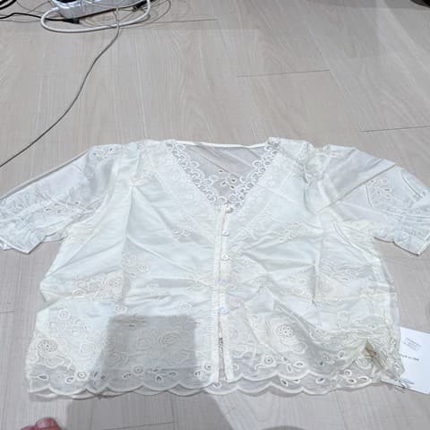 名媛气质深 V·蕾丝钩花上衣