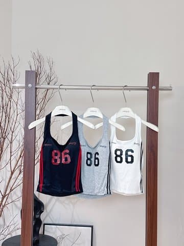 辣妹“字母86”挂脖美背