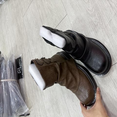 复古皮革式“马丁靴”