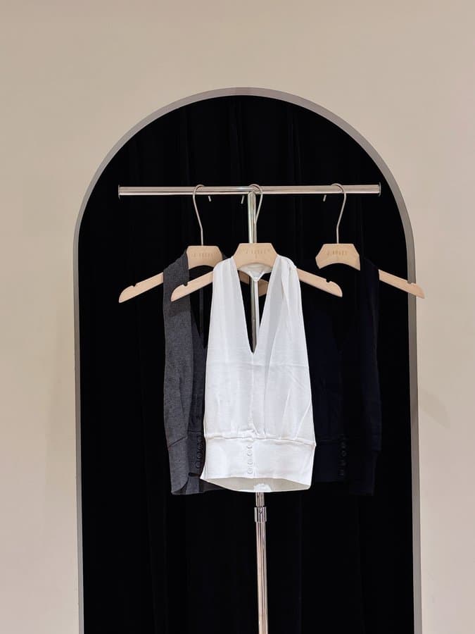 挂脖式露背针织上衣